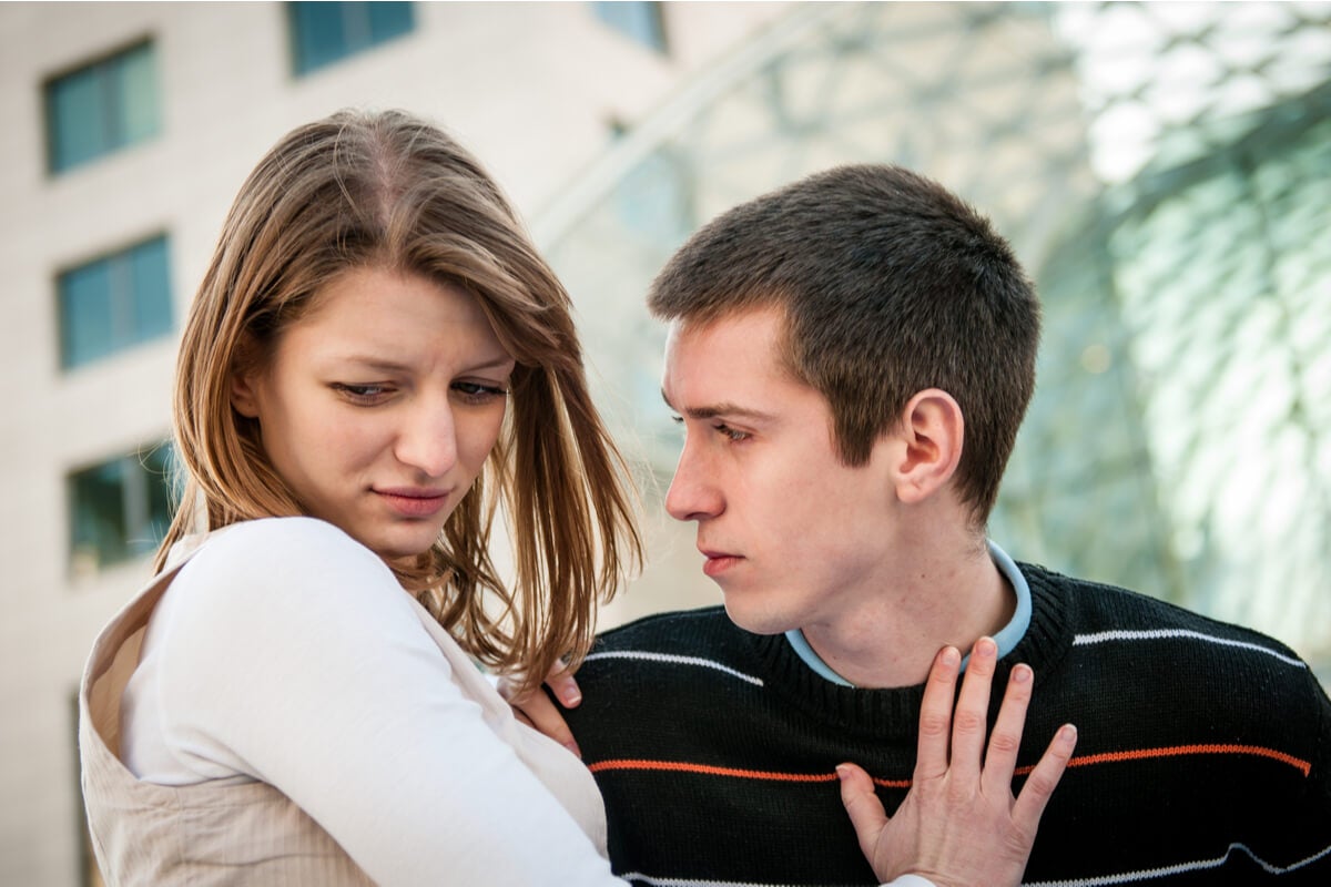 5 sinais de possível violência no namoro adolescente.