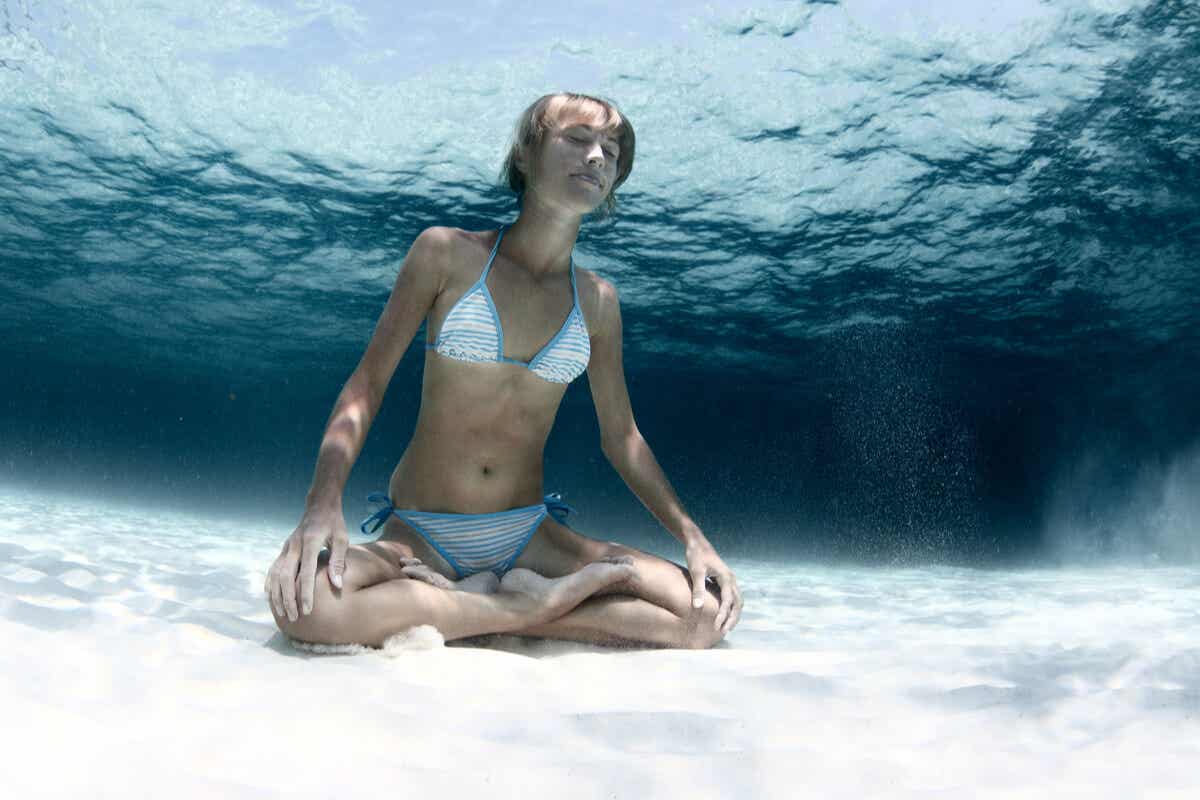 Yoga acuático: características, beneficios y más