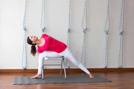 ¿Qué es el yoga Iyengar y cómo se practica?