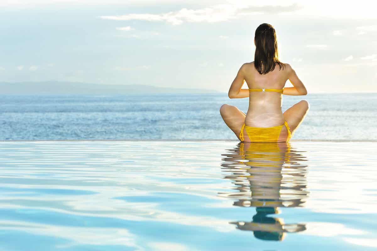 Yoga acuático en una piscina.