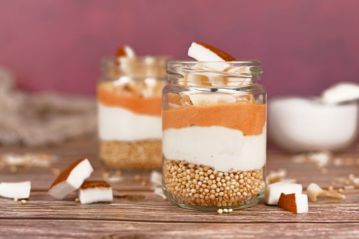 Yogur de coco con quinoa, nueces y chocolate