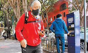 Francisco Sánchez entregando los pedidos