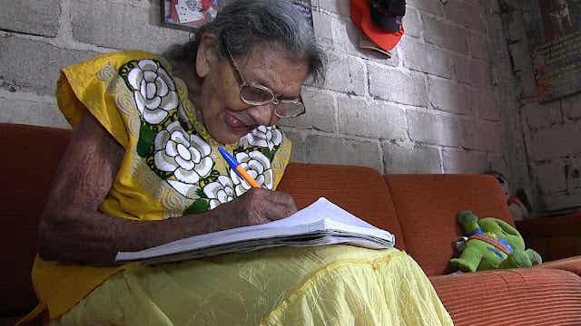 A sus 96 años aprendió a leer y escribir, quiere seguir estudiando