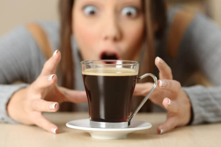 ¿Qué le sucede a tu cuerpo cuando te excedes con la cafeína?