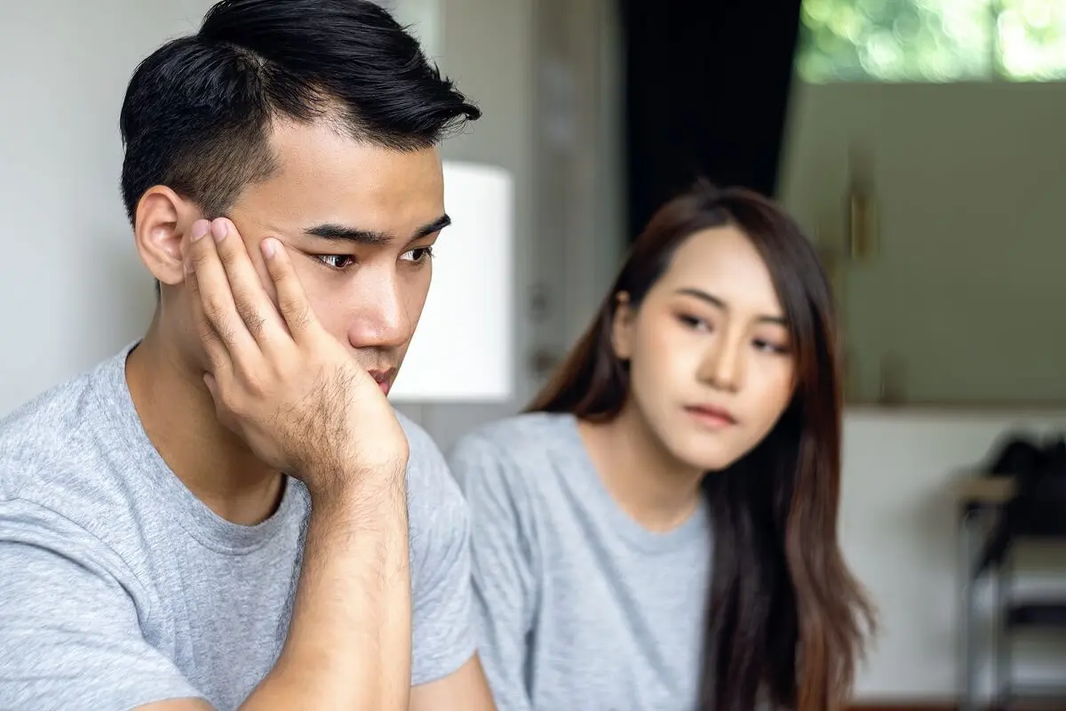 Amigo emocionalmente distante en una charla.