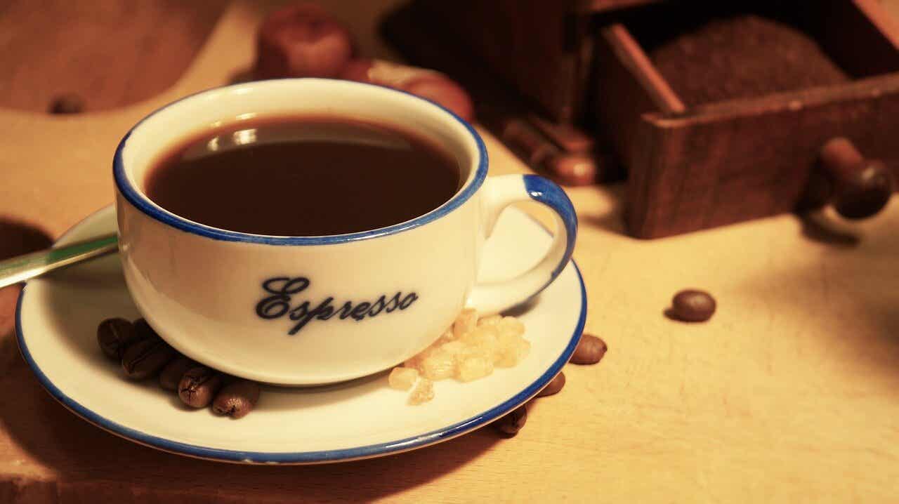 Kaffee oder Tee - eine Tasse Espresso