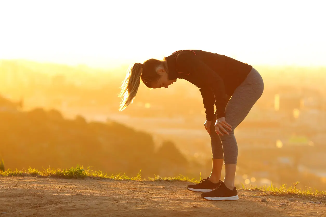 Trotz Krankheit trainieren - Frau beim Training in der Natur