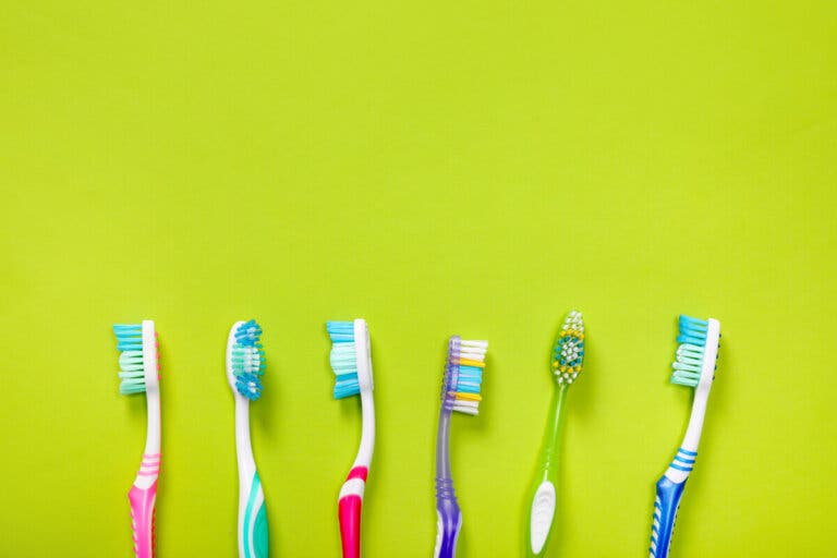 Tipos de cepillos dentales: características, beneficios y usos