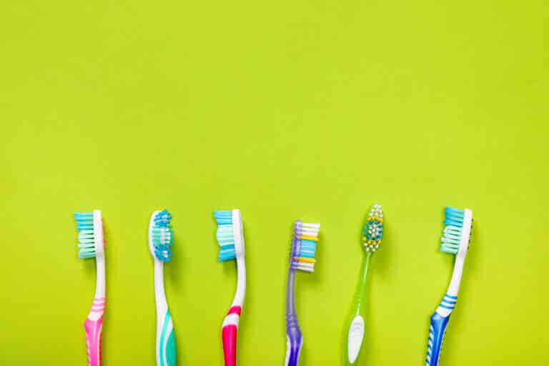 Tipos de cepillos dentales: características, beneficios y usos
