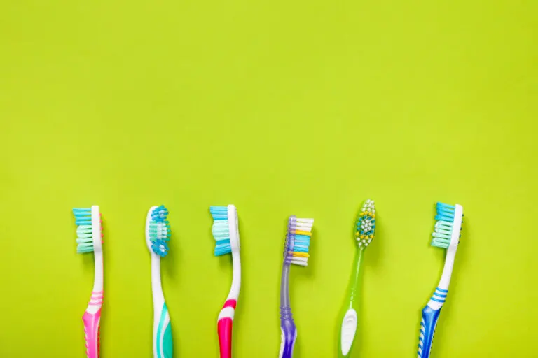 Tipos de cepillos dentales: características, beneficios y usos