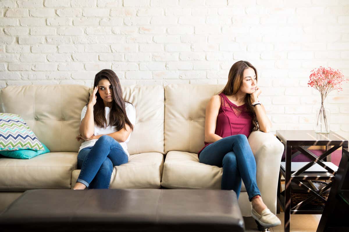 Einen guten Mitbewohner auswählen - zwei distanzierte Frauen auf einem Sofa