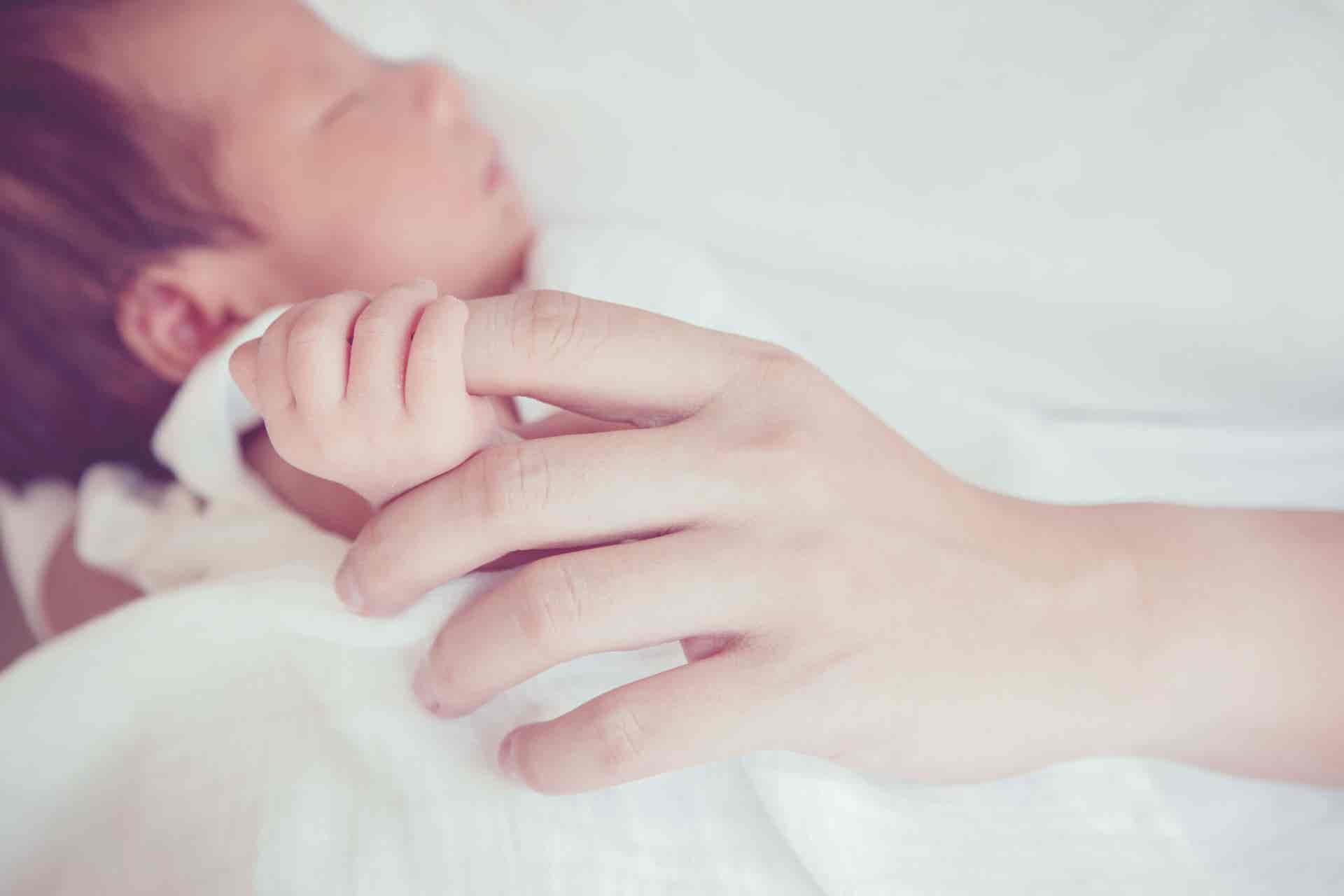 Greifreflex - Baby greift Hand der Mutter