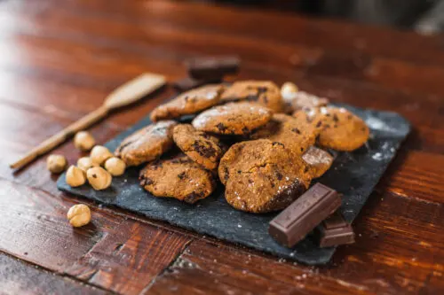 2 formas de preparar galletas de chocolate con harina de garbanzo.