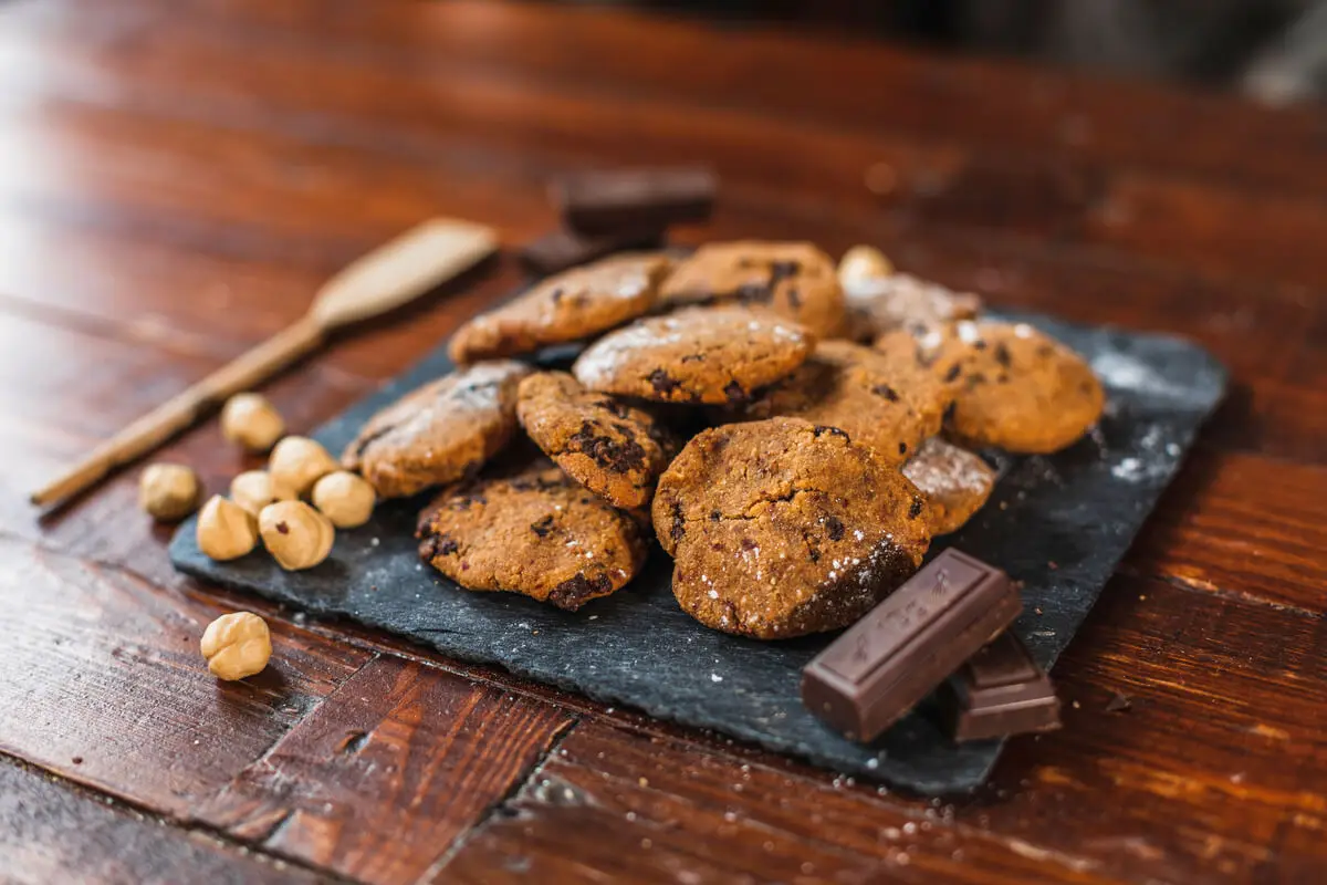 2 formas de preparar galletas de chocolate con harina de garbanzo.