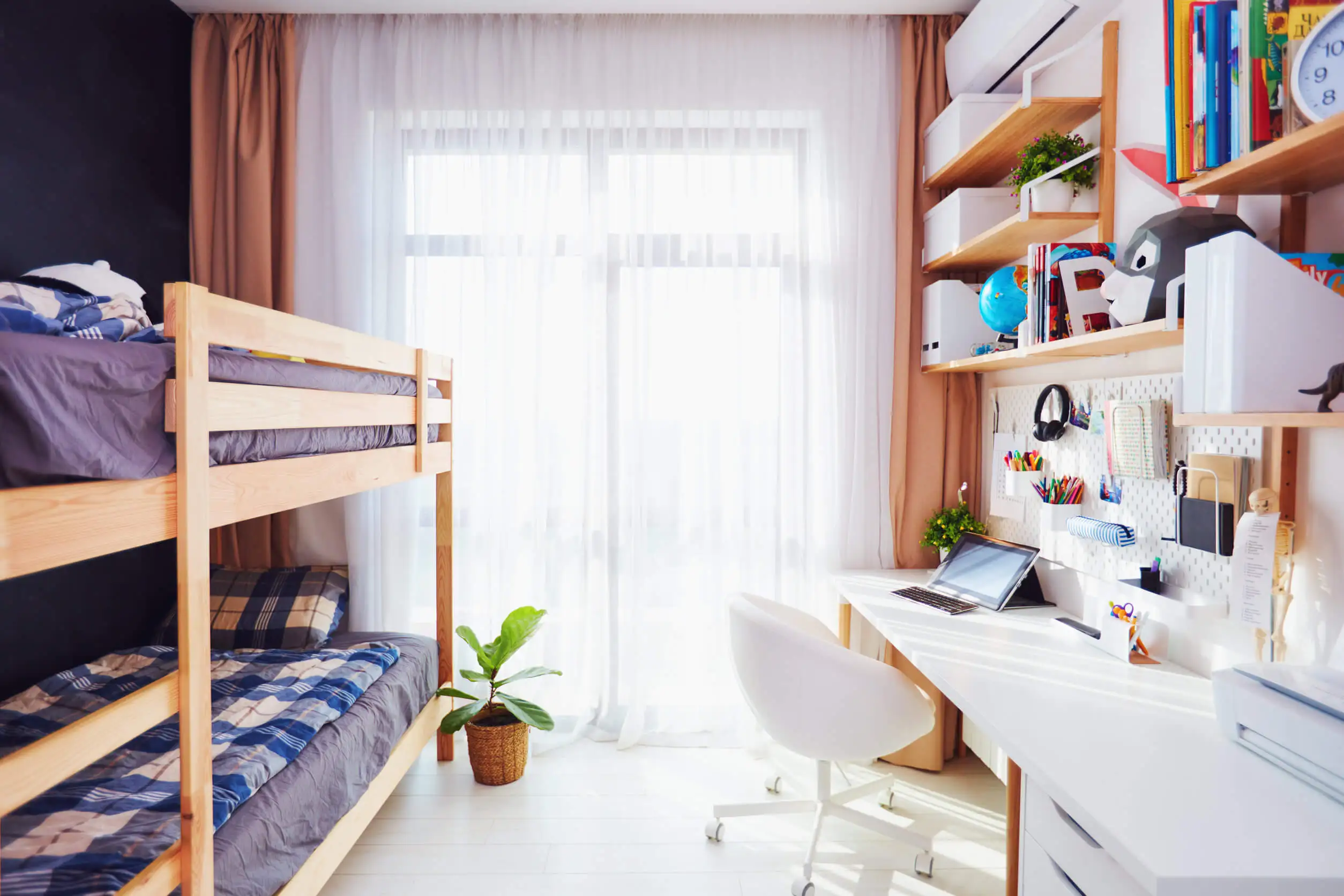 Ventajas de que los hermanos compartan habitación
