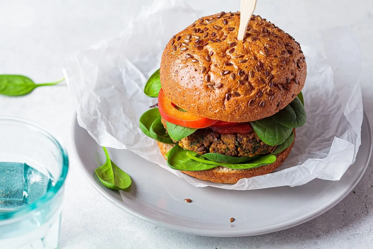 ¿Cómo preparar unas hamburguesas de aguacate y quinoa?