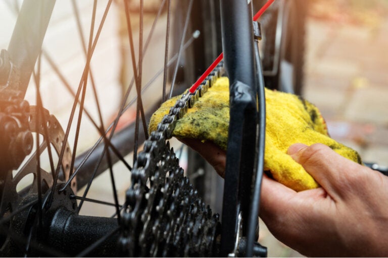 Cómo limpiar una bicicleta para que luzca como nueva