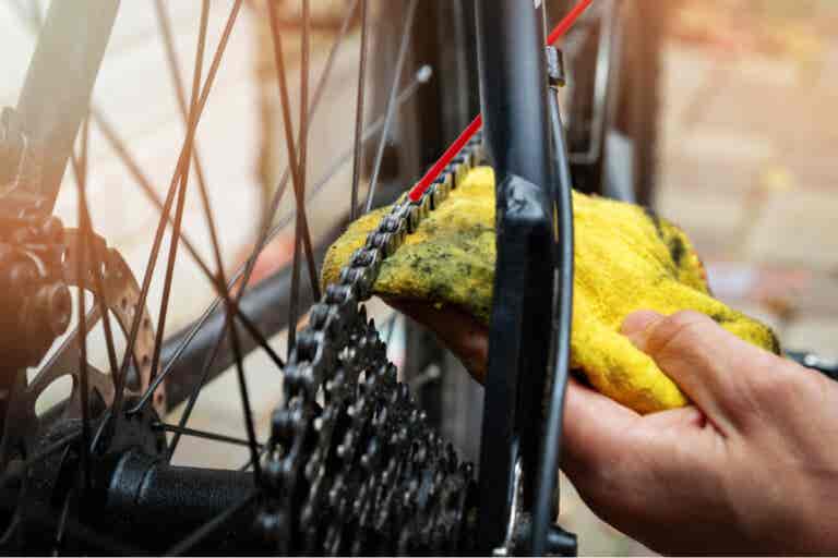 Cómo limpiar una bicicleta para que luzca como nueva