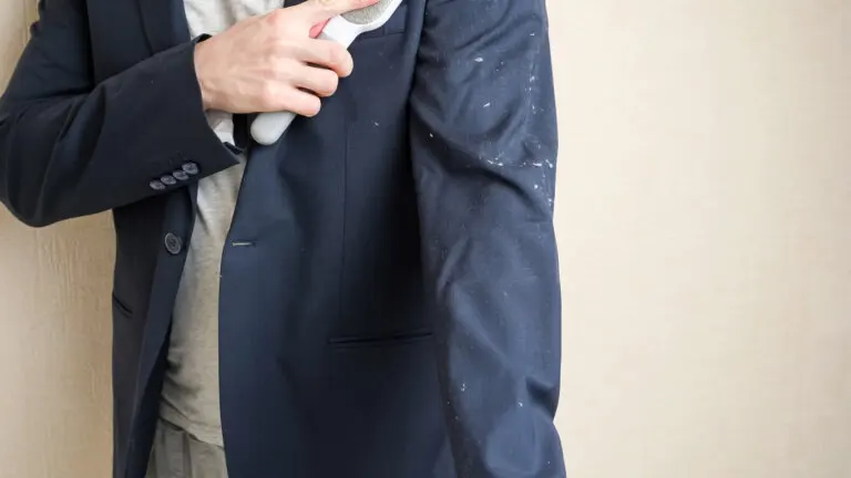 Consejos para lavar un traje de hombre en casa