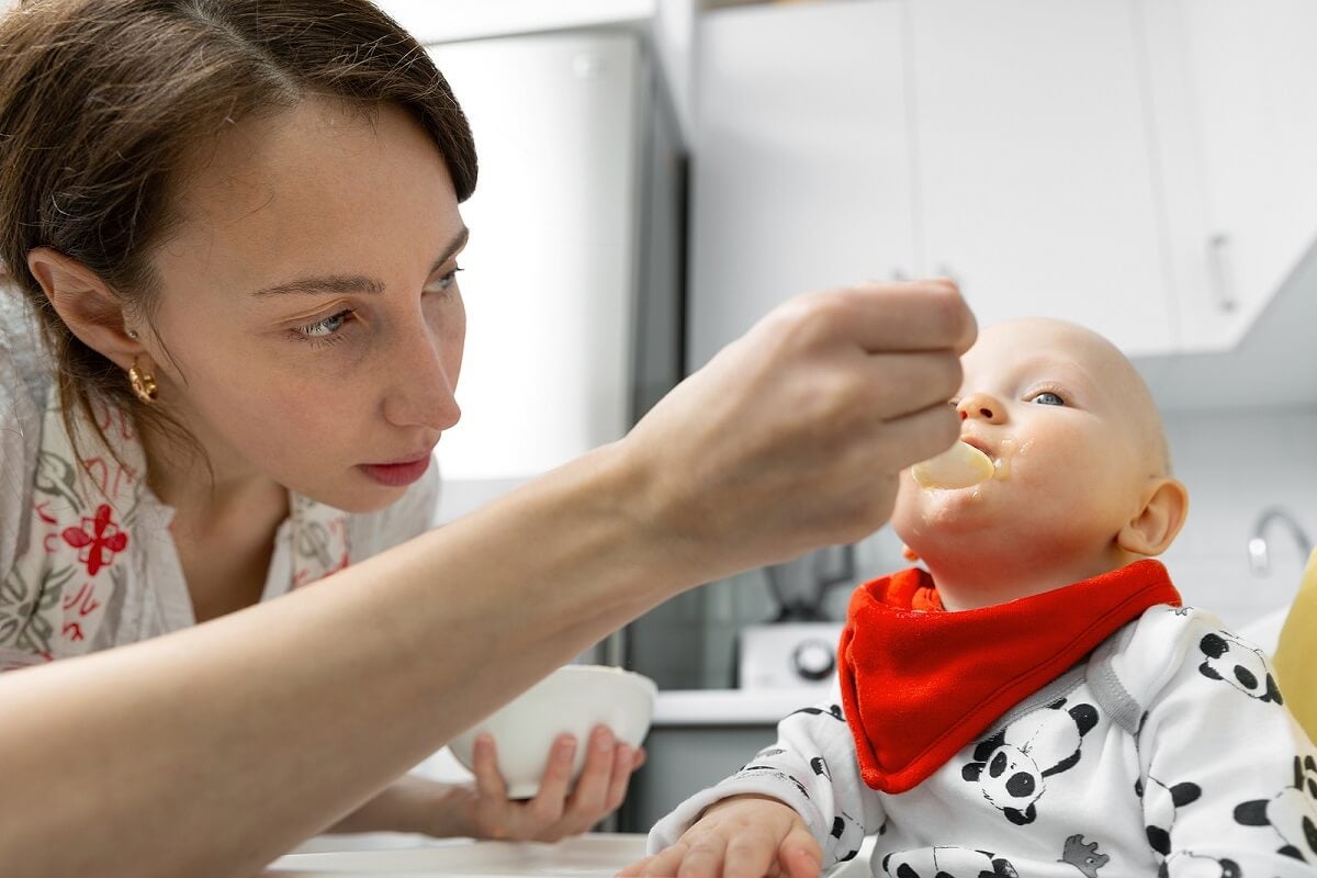 Mãe alimentando seu filho bebê