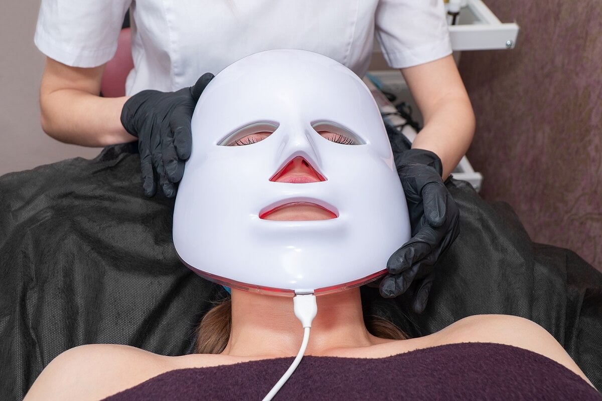 LED-Phototherapie - Frau mit Maske
