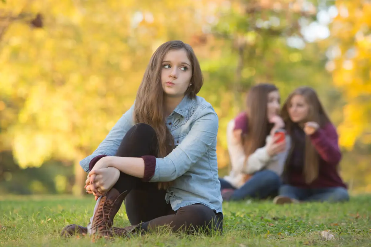 Burlas hacia una adolescente que no sabe poner límites emocionales.