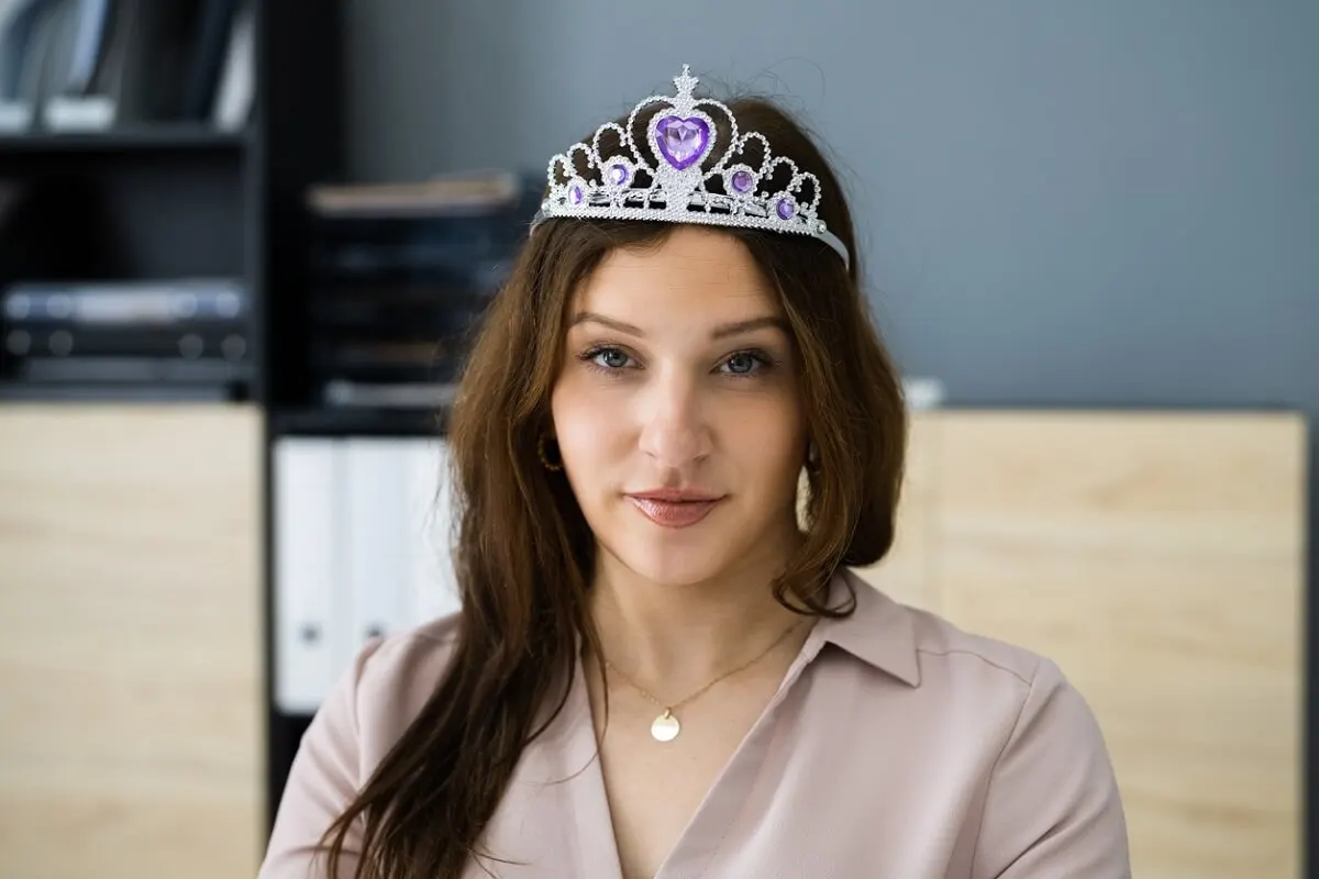 Selbstwertgefühl und Egozentrik - Frau mit einer Krone