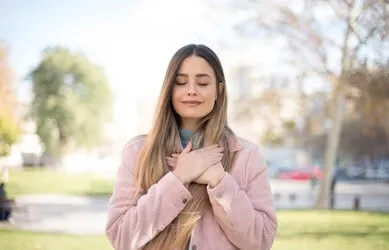 Mujer feliz consigo misma