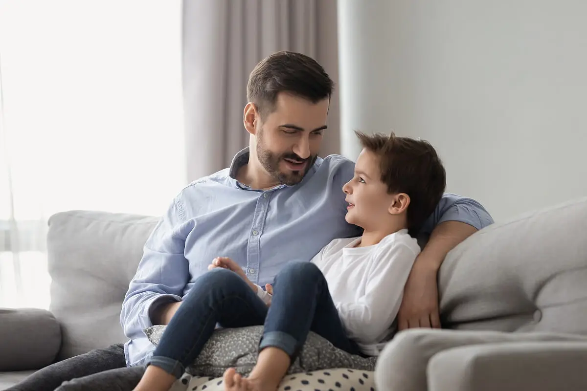 Padre habla con el hijo para validar sus sentimientos.