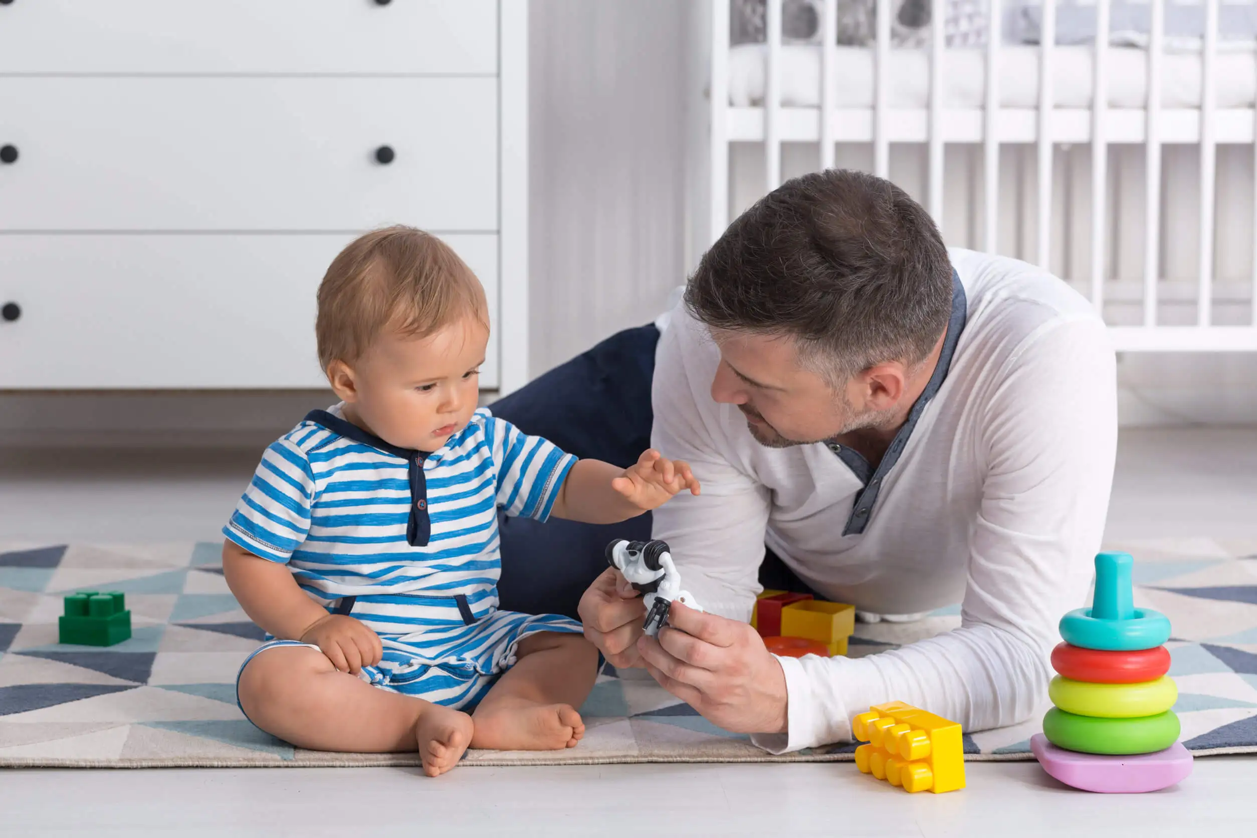 Pai e filho em uma família moderna.