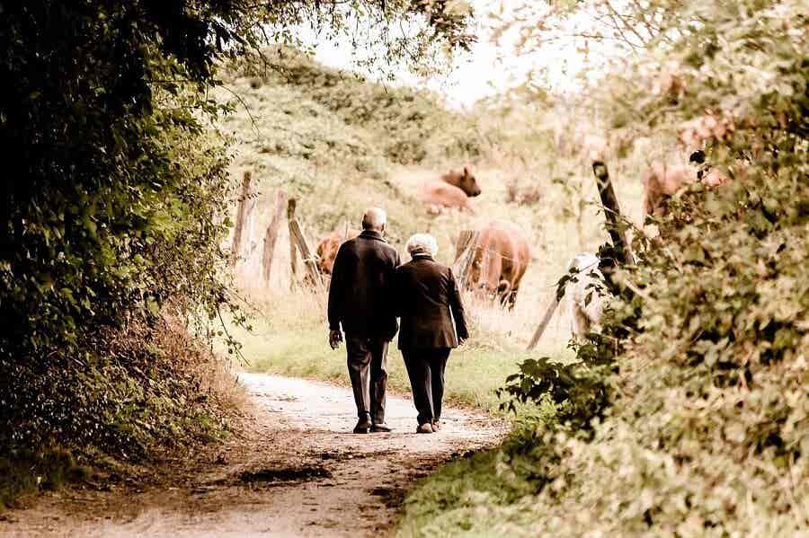 Wspólny spacer. Szczęśliwe małżeństwo w podeszłym wieku.