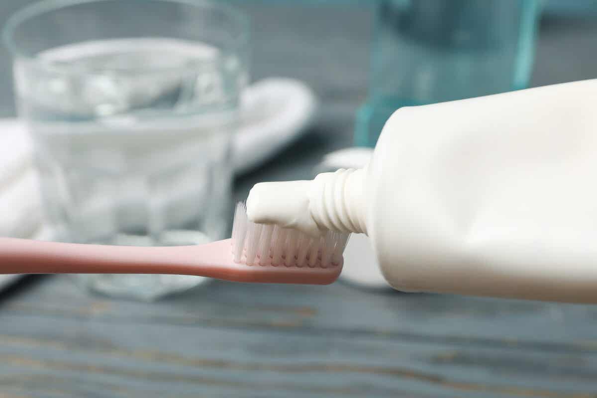 Pasta dental caducada en un cepillo.