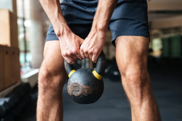 Entrenamiento de piernas usando las pesas rusas