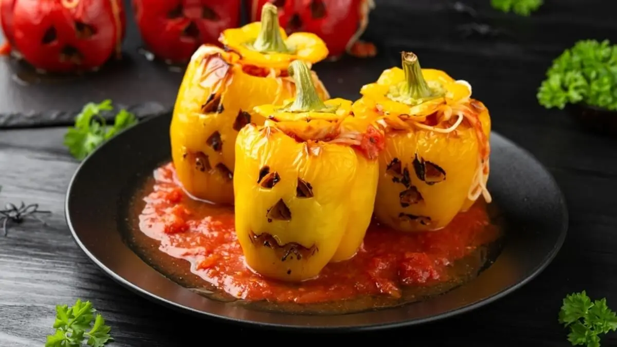 Receta fácil de pimientos rellenos para Halloween.