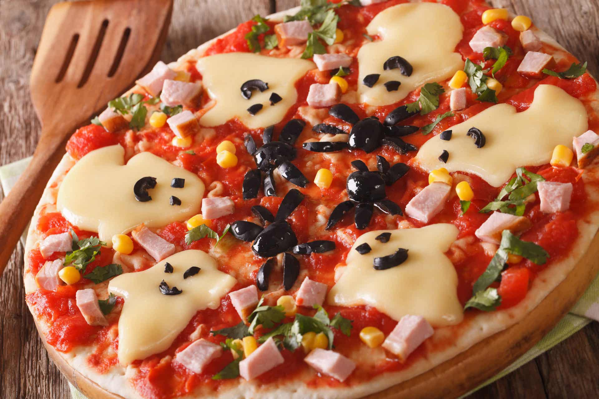 Pizza con mozzarella per Halloween.