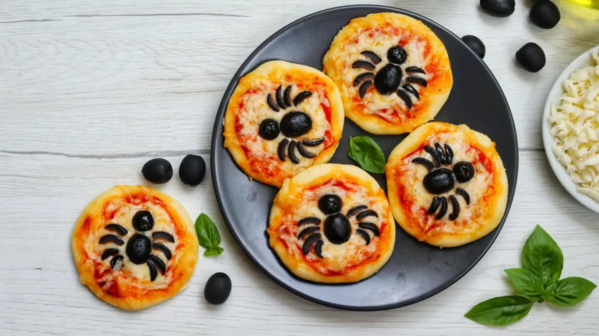 Mini pizzas con arañas.