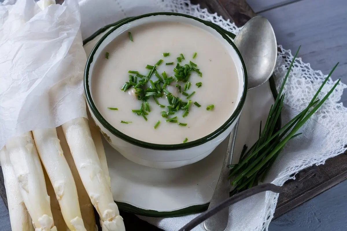 Creme quente de aspargos com amêijoas