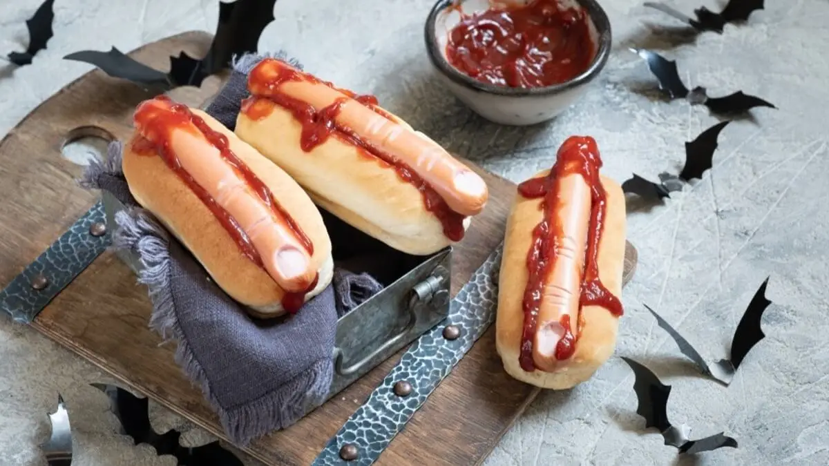 Receta fácil de dedos de salchichas para Halloween.