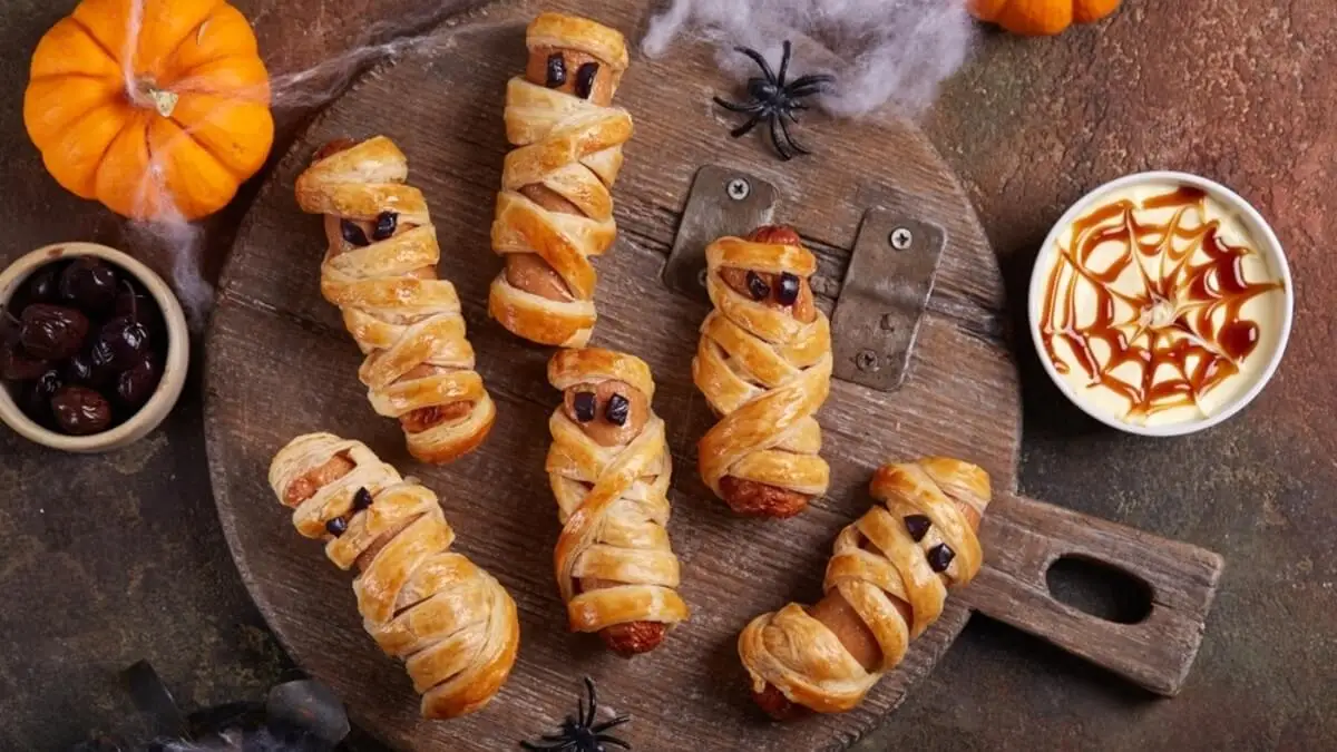 Salchichas con forma de momia para Halloween.
