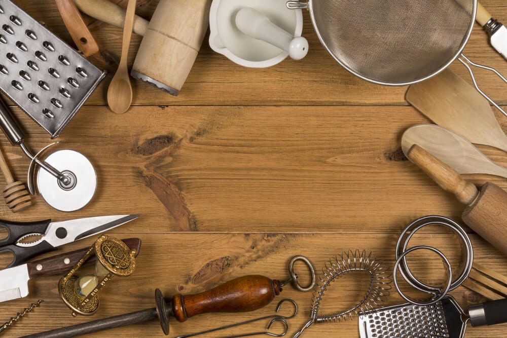 Descubre los 10 utensilios de cocina que no pueden faltar
