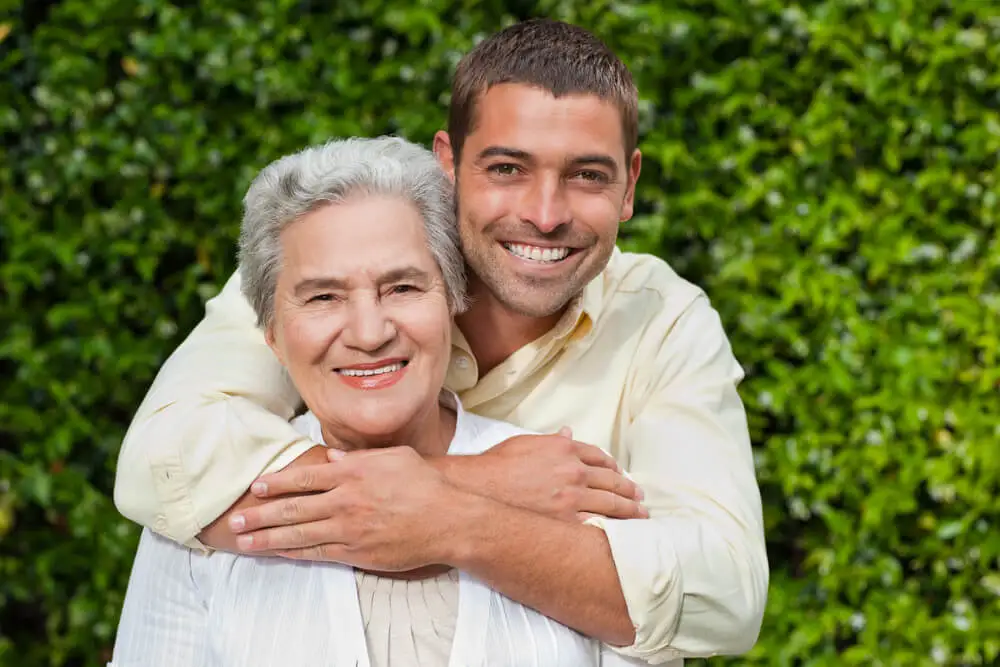 Hijo amoroso con su mamá