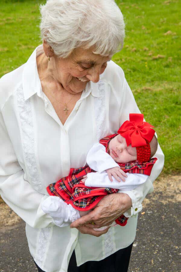 La abuela disfrutando de su nieta.