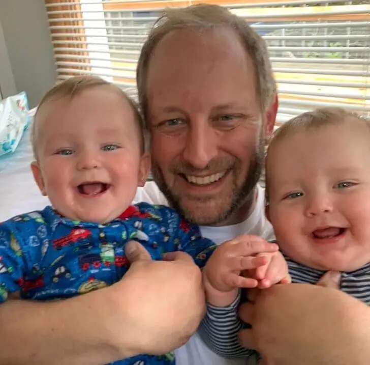 Mike Perdue con i figli.