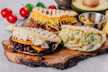 3 recetas de arepas rellenas veganas y vegetarianas