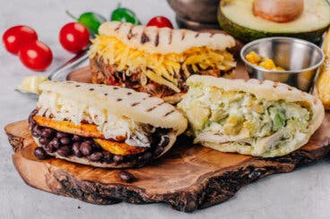 3 recetas de arepas rellenas veganas y vegetarianas