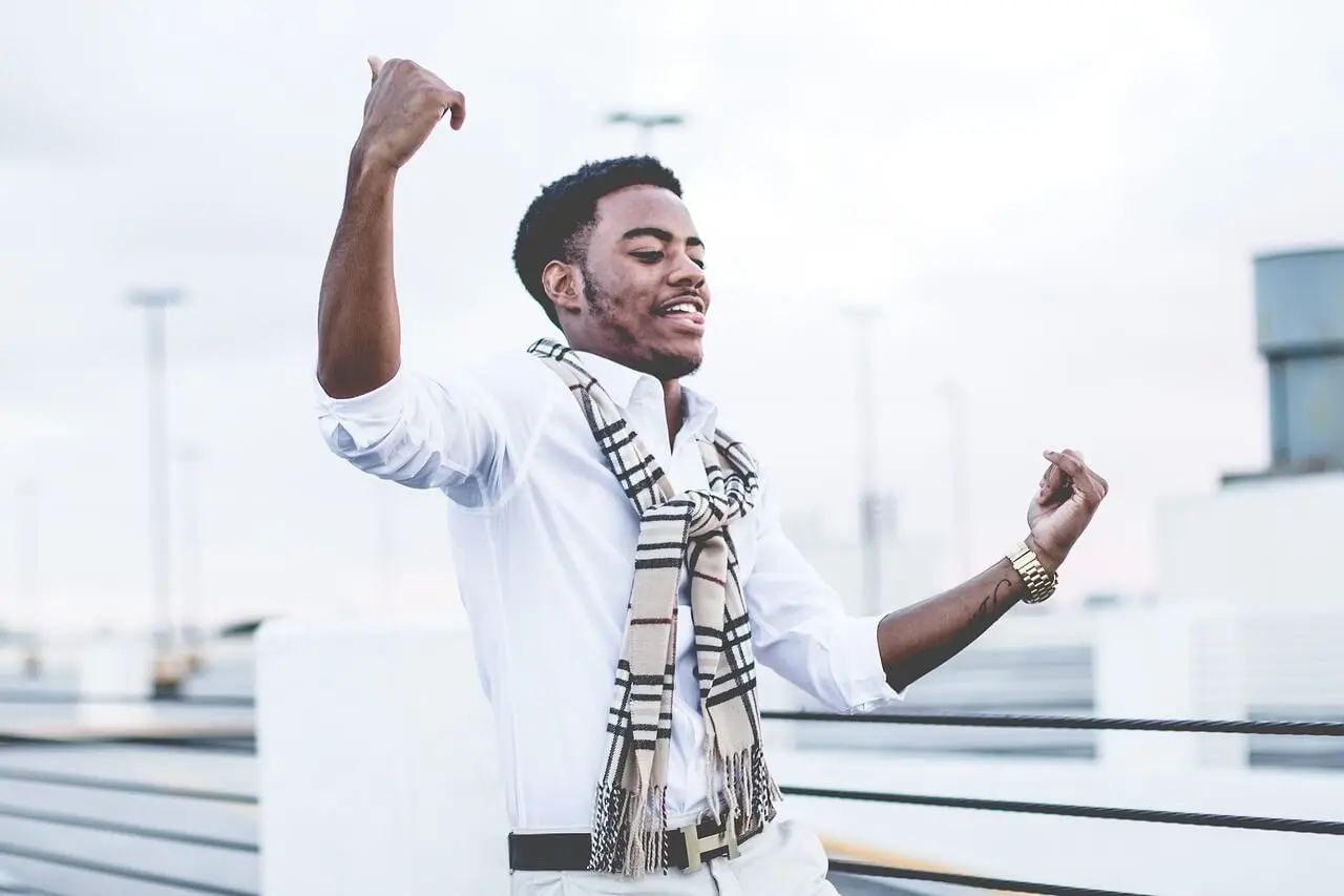 Écharpe à la mode sur un homme.