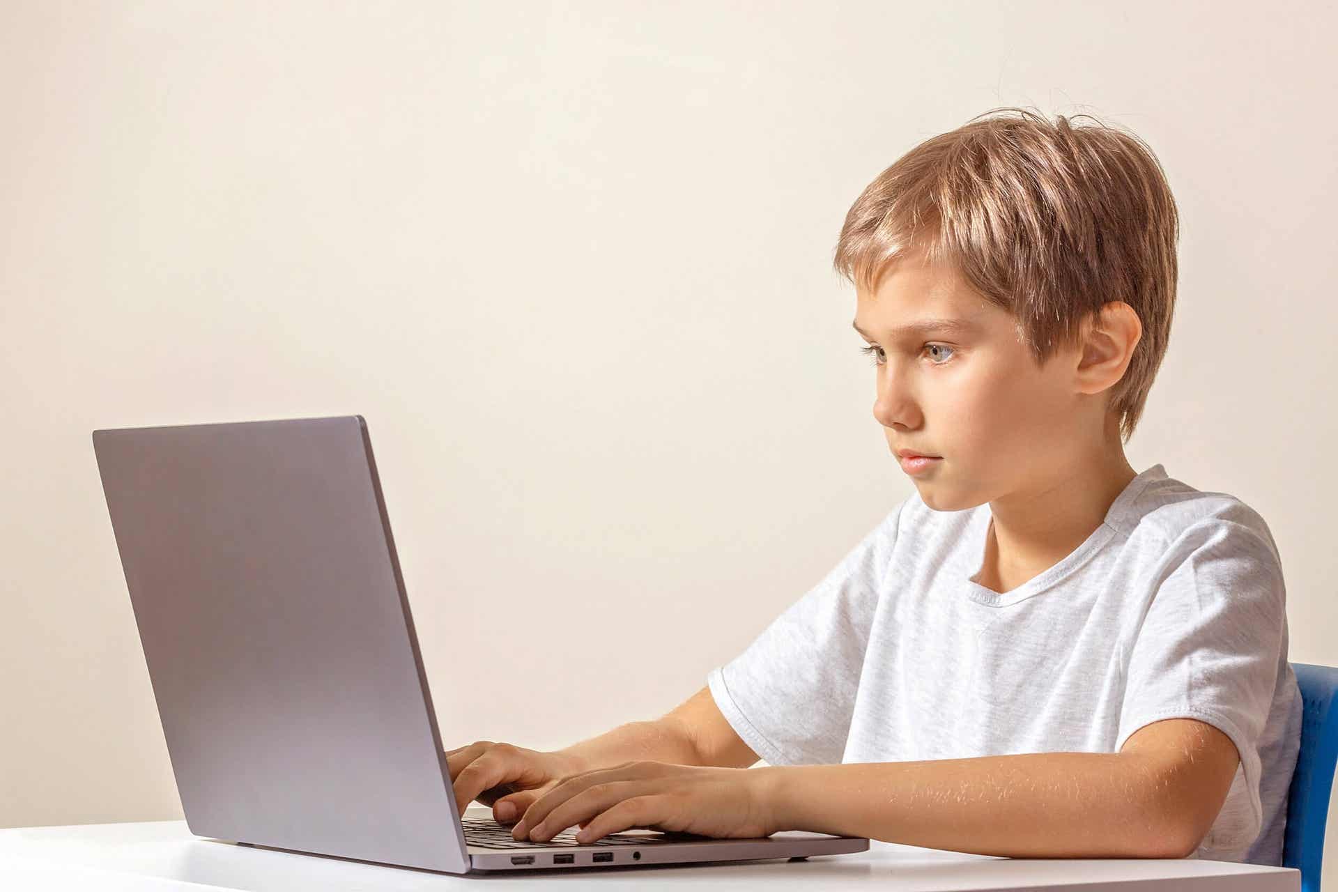 Hvordan hjelpe et barn i virtuelle klasser