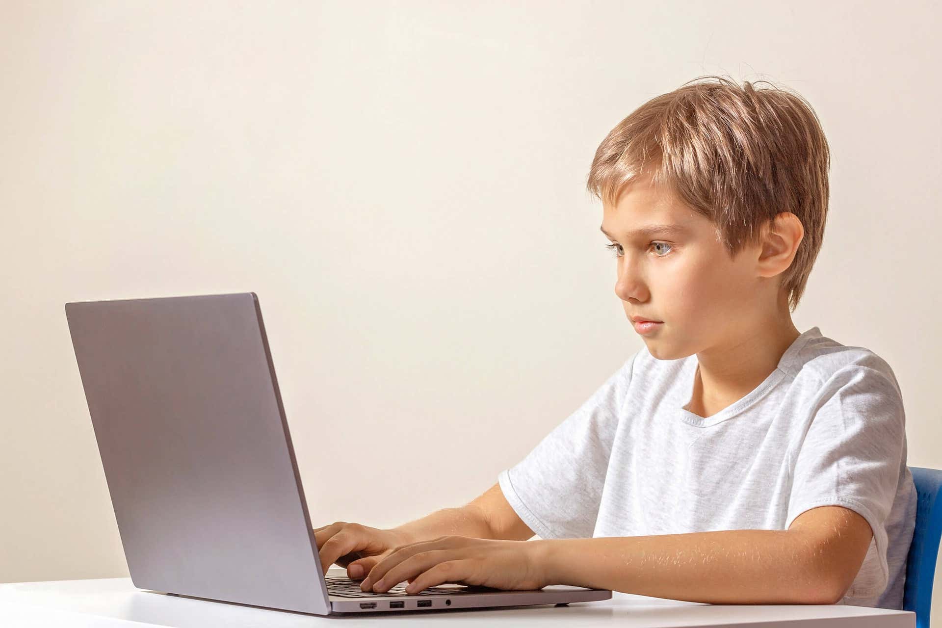 bilgisayar başında online eğitime katılan çocuk