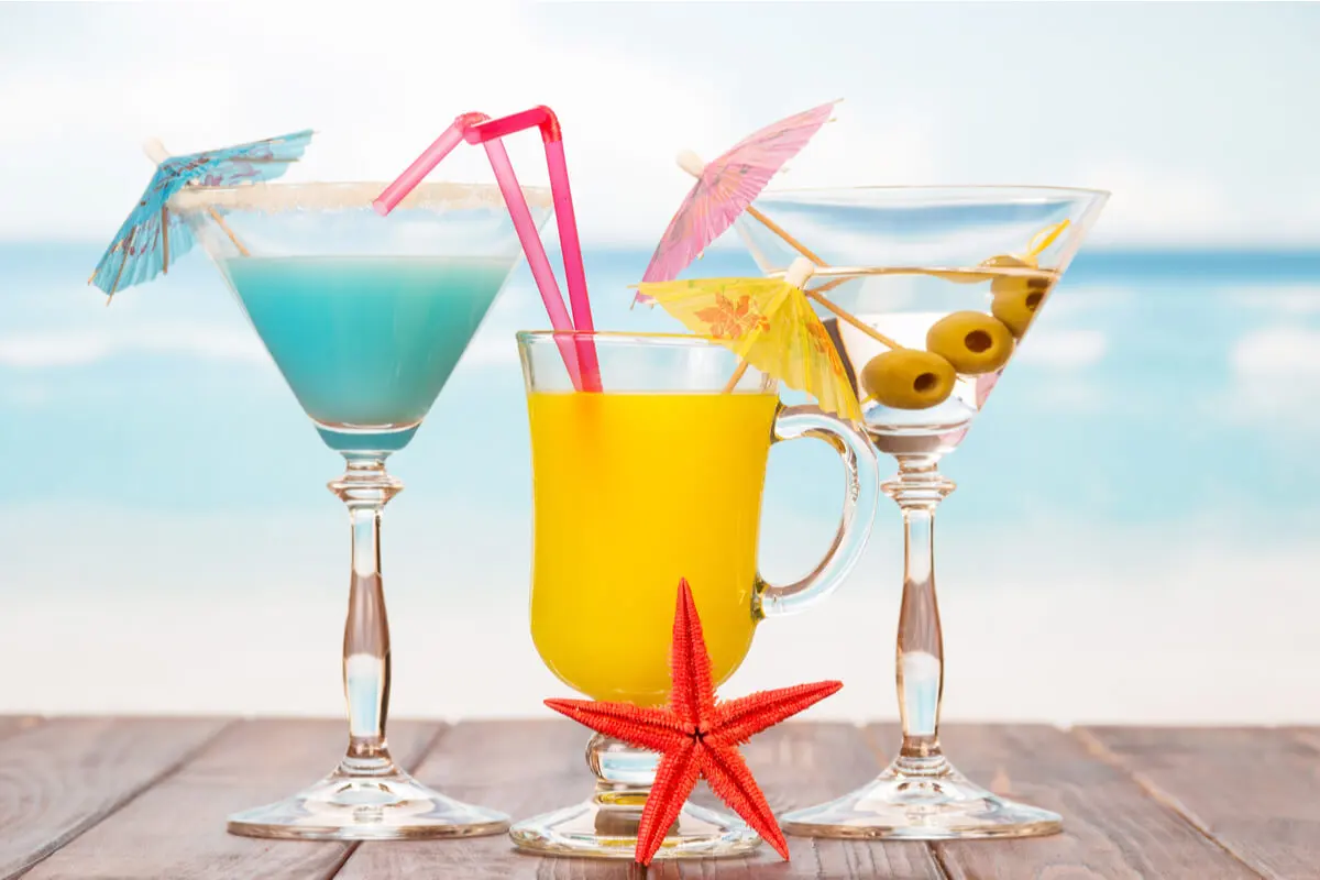 Sombrillas para cócteles en fiesta tropical.