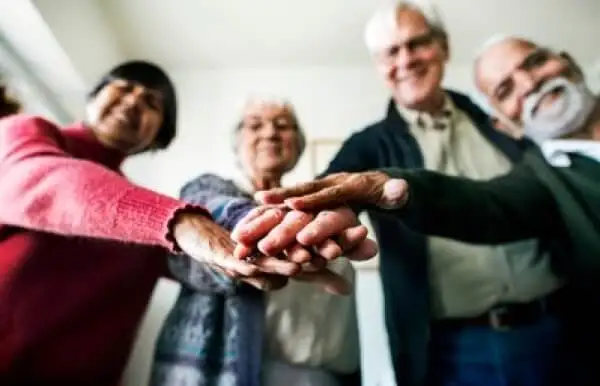 Adultos mayores experimentando el cohousing